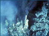 Un fumeur noir, évent hydrothermal océanique